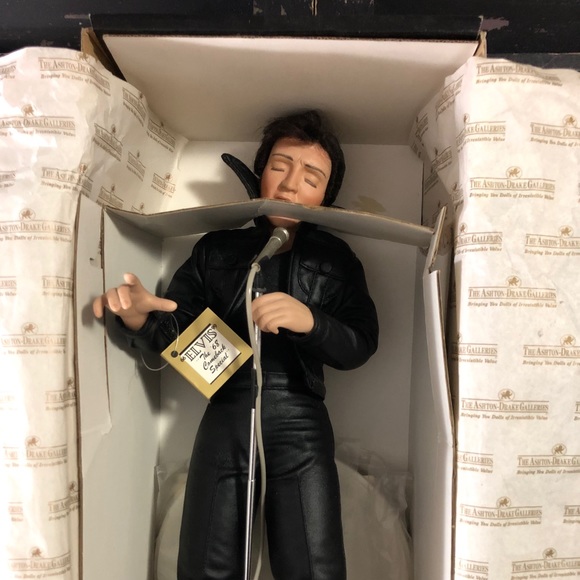 THE ASHTON-DRAKE “ELVIS” Lifetime of a Legend Doll - Picture 8 of 9
